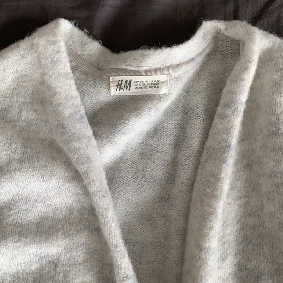 H&M cardigan, meant for kids but could easily be worn by a size xs/s woman - Picture 2 of 4